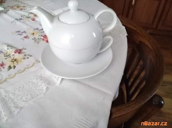 Porcelánová, bílá, čajopvá konvička s hrnečkem a 