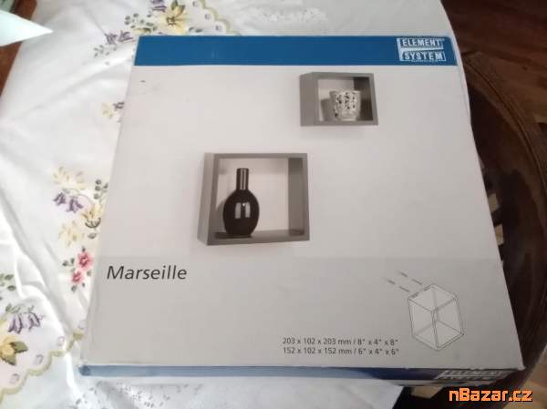 Nové, dřevěné, čtyřhranné poličky na zeď