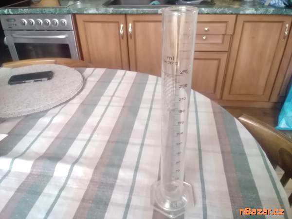 skleněná laboratorní odmerka