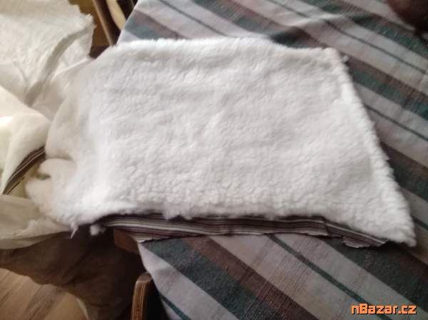 Pytel sněhově bílé a béžové kožešiny Pytel sněhově bílé a béžové kožešiny