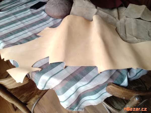 2x větší kus kůže a 1x semišová koženka 2x větší kus kůže a 1x semišová koženka