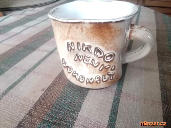 Keramický hrnek zvkáštnho tvaru s nápisem 