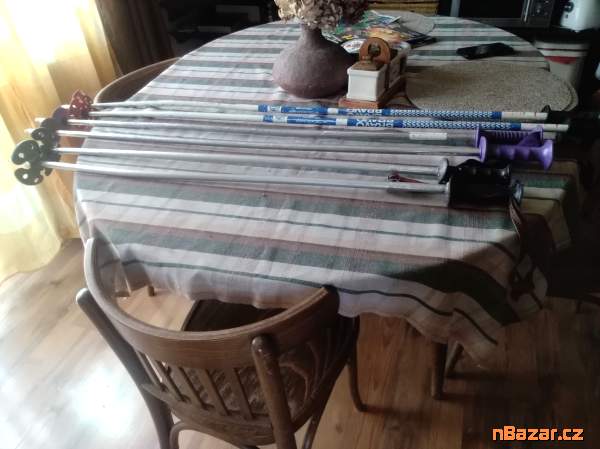 Tři sady lyžařských hůlek