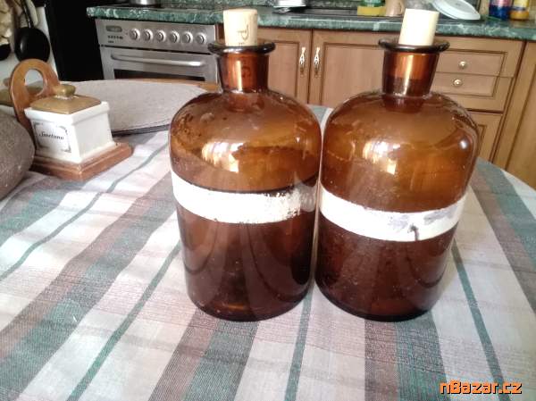 Dvě skleněné. hnědé dózy Dvě skleněné. hnědé dózy