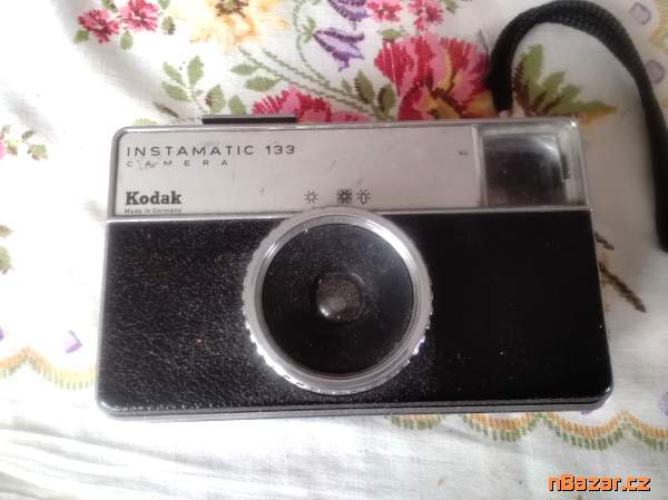 Starý fotoaparát KODAK - Instamatic 133 s brašnou Starý fotoaparát KODAK - Instamatic 133 s brašnou