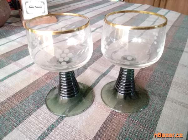 Dvě staré, broušené sklenice na víno Dvě staré, broušené sklenice na víno