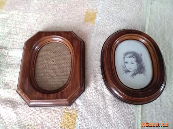 dva staré rámečky na foto nebo obrázky