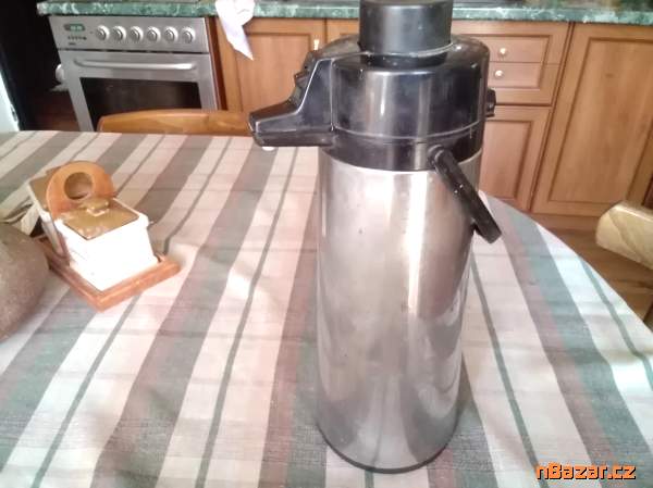 stará, nerezová termoska na teplé a studené nápoj stará, nerezová termoska na teplé a studené nápoj