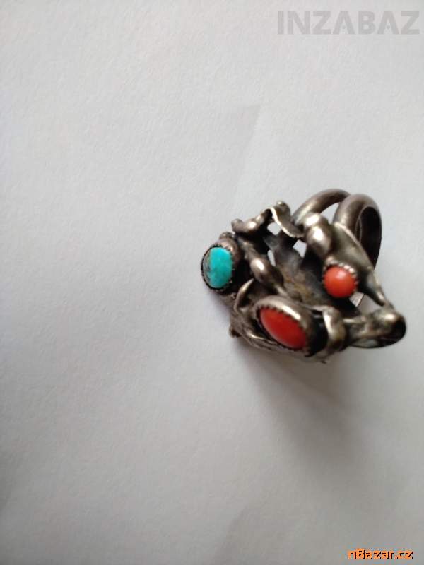 starý, stříbrný prsten s kameny