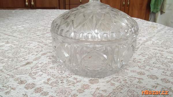 skleněná. celobroušená dóza s víkem