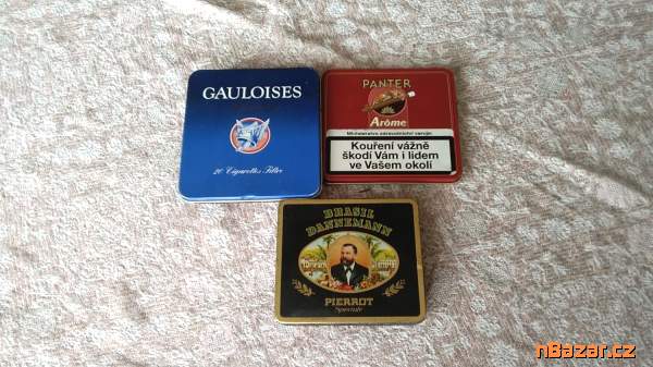 tři staré, plechové krabičky od cigaret tři staré, plechové krabičky od cigaret
