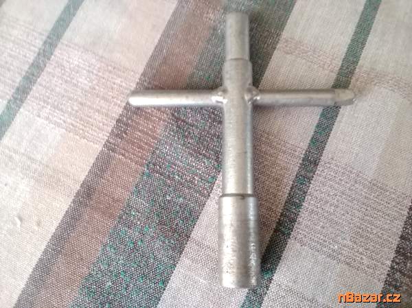 Klička na otevírání a zavírání rozvaděčů