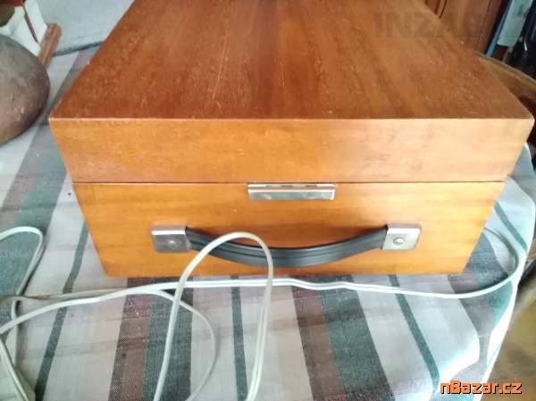 starý, kotoučový magnetofon ve dřevě