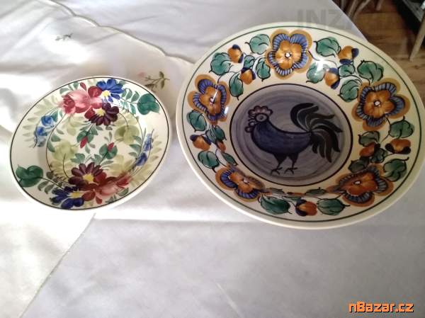 dva staré, malované talíře z Hané