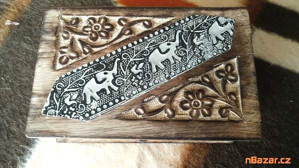 dřevěná, vyřezávaná krabička dřevěná, vyřezávaná krabička