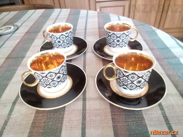 staré, černozlaté hrnečky na kávu staré, černozlaté hrnečky na kávu