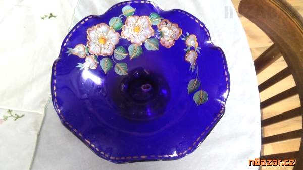 stará mísa z kobaltového skla na noze stará mísa z kobaltového skla na noze