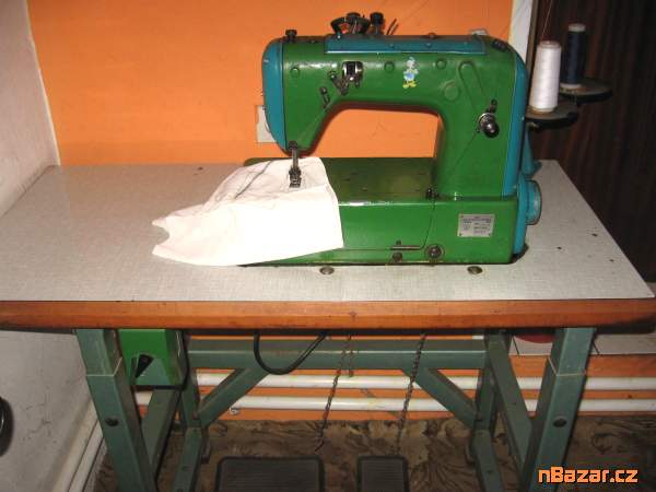 starší šicí průmyslový stroj dvoujehla