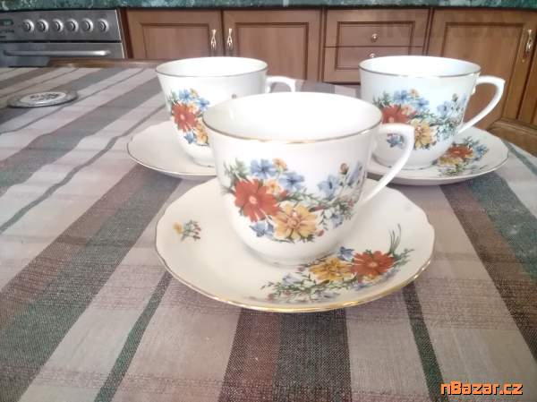 tři porcelánové, čajové hrnky s podšálkama tři porcelánové, čajové hrnky s podšálkama